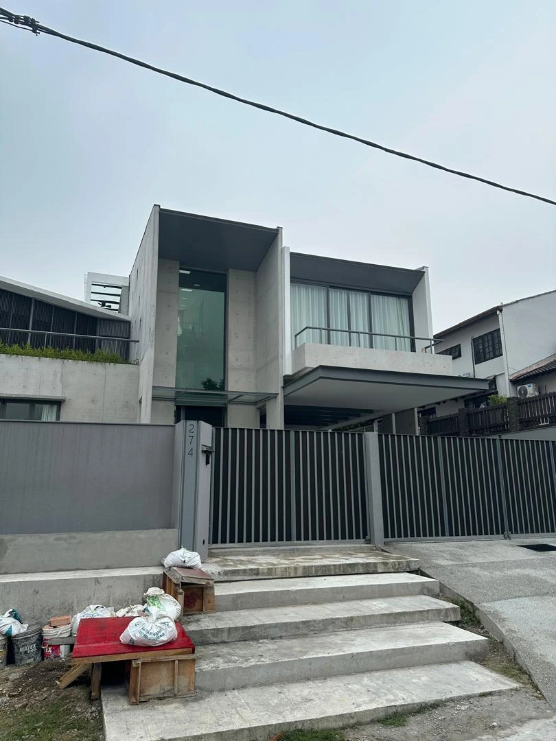 Angled view of the entrance, balcony and carport