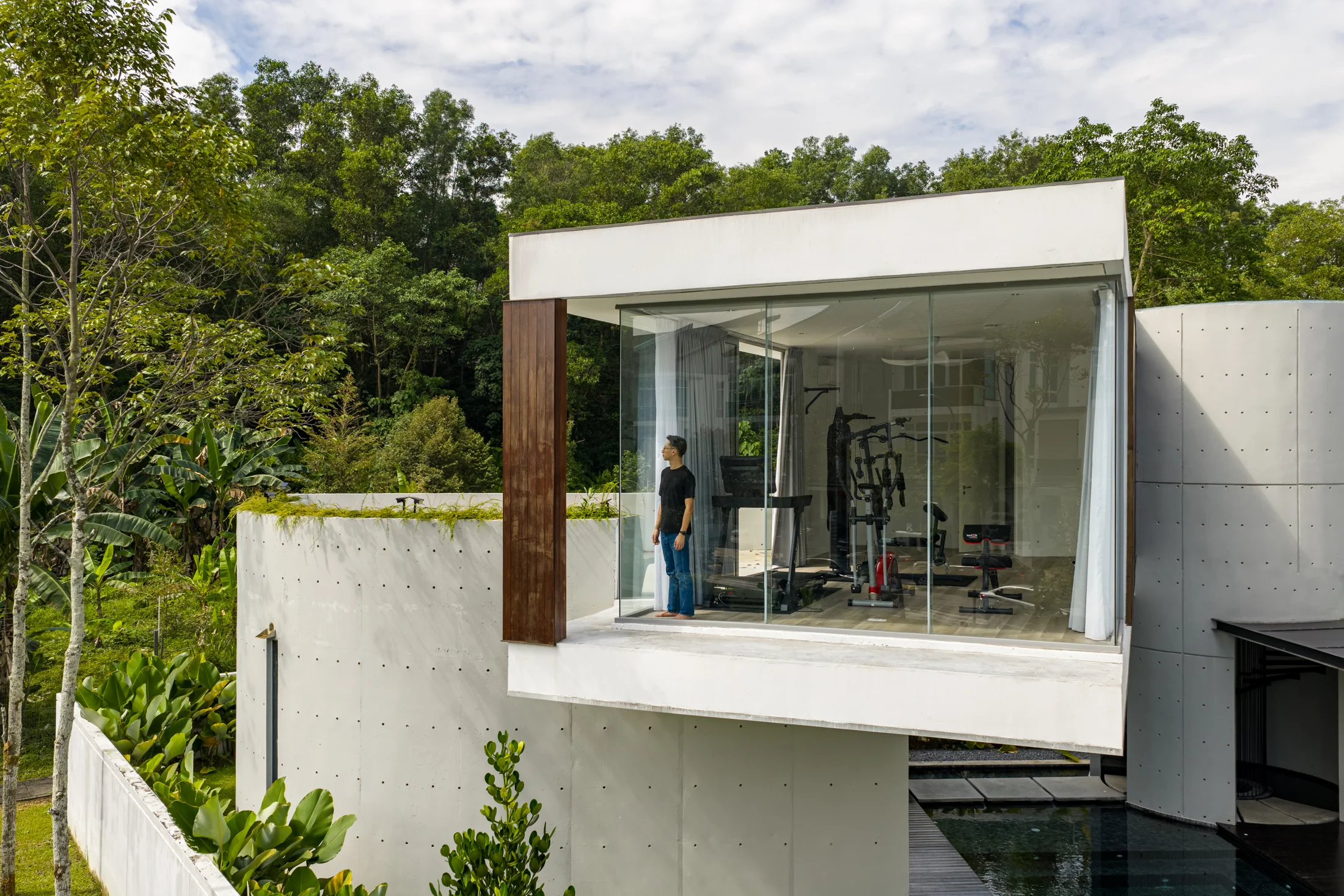 Projecting room surrounded by greenery