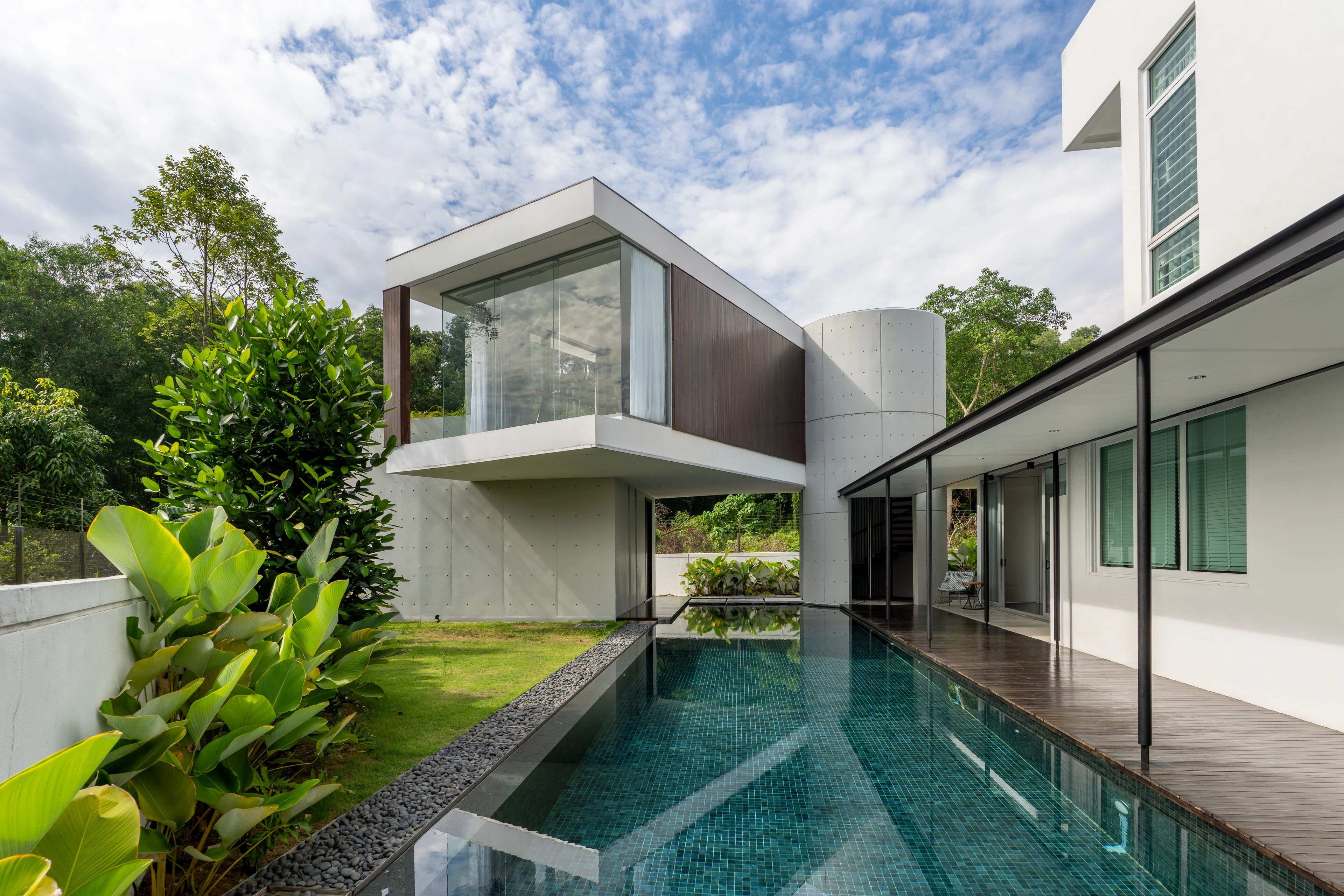 Garden and pool between the wings of the house