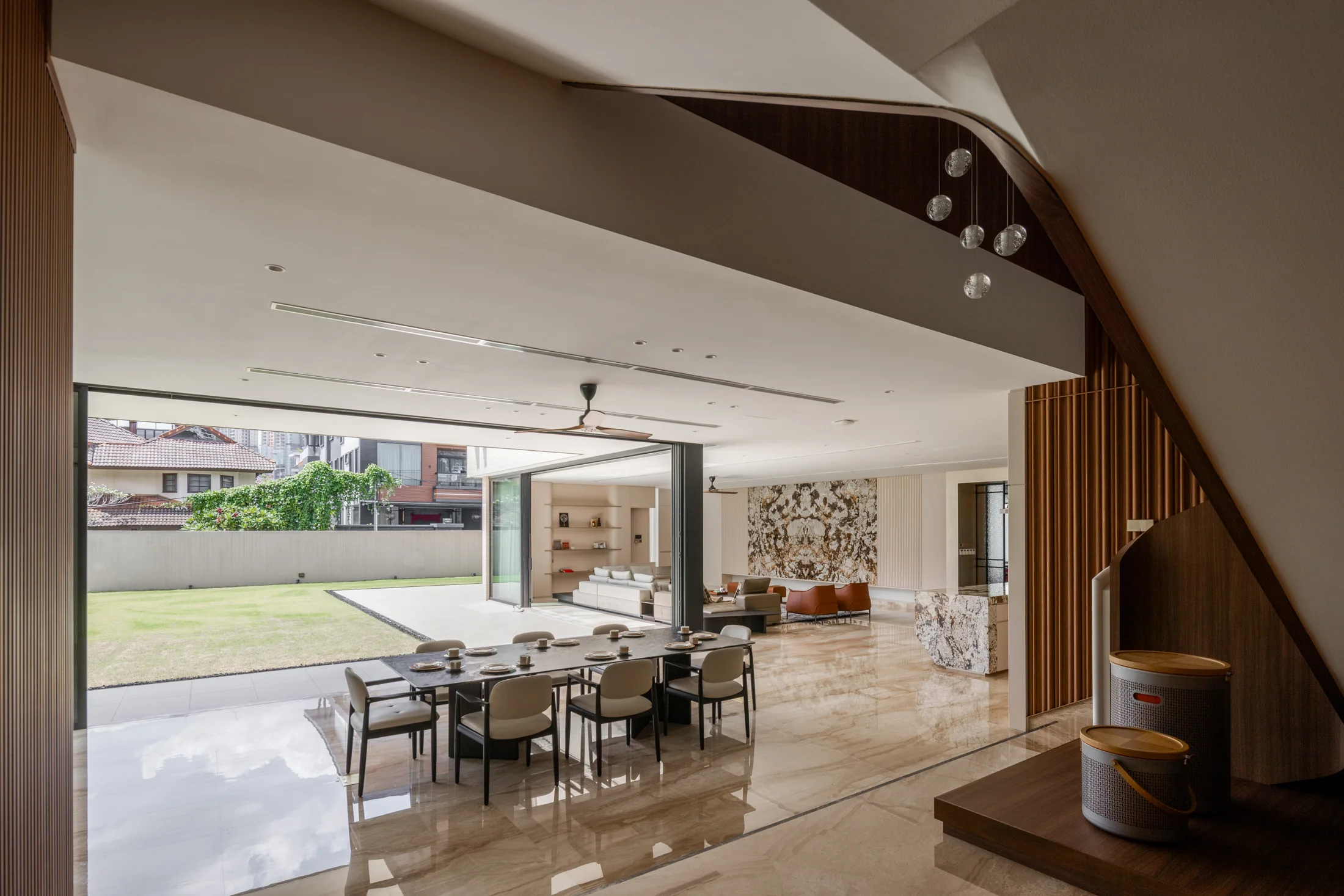 Dining space connected to the garden